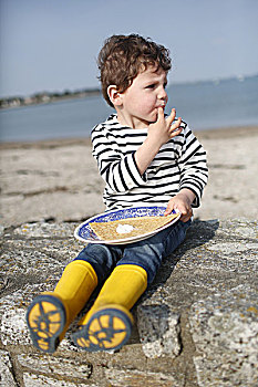 3岁,男孩,吃,绉,海滩