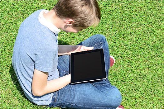 男孩,放松,草坪,平板电脑