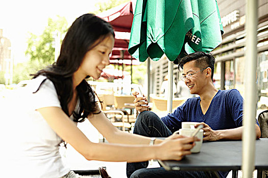 游客,情侣,街边咖啡厅,读,信息,外滩,上海,瓷器