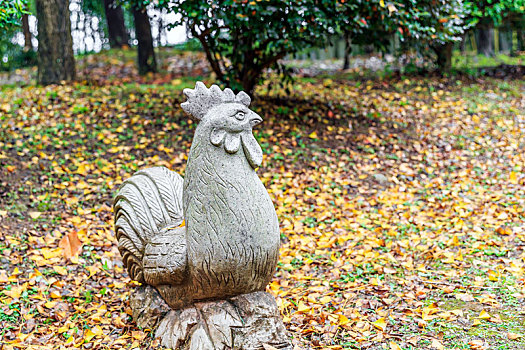 公园内生肖鸡石头雕塑