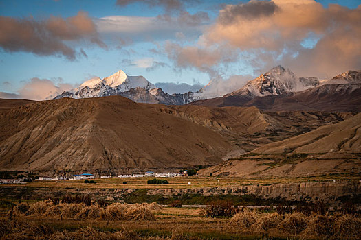 西藏阿里普兰清晨雪山村庄
