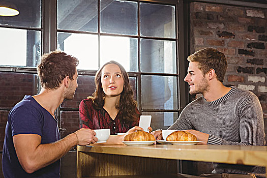 朋友,交谈,享受,咖啡,牛角面包,咖啡馆