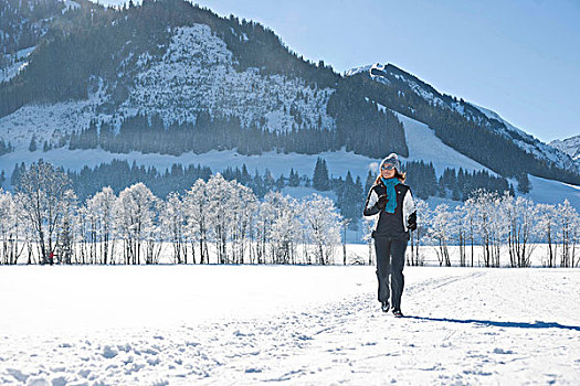 女人,慢跑,雪,山峦