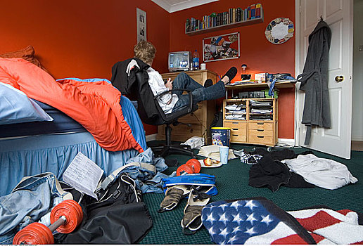 男孩,坐,凌乱,房间