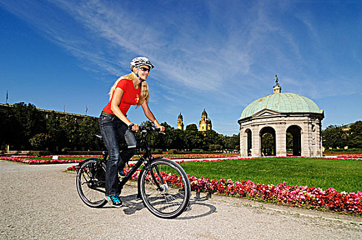 年轻,女人,骑,自行车,宫廷花园,院子,花园,慕尼黑,巴伐利亚,德国,欧洲