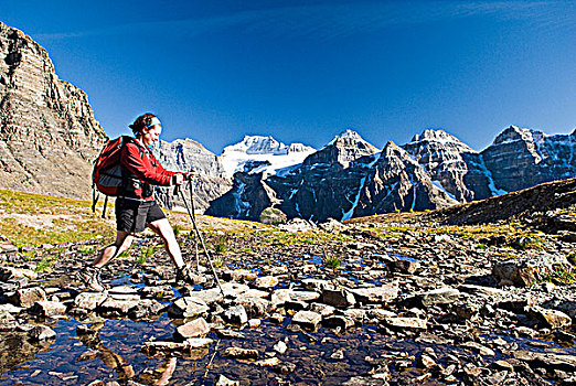 女性,远足者,穿过,溪流,靠近,冰碛湖,班芙国家公园,艾伯塔省,加拿大