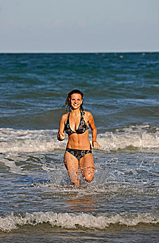 年轻,女人,海洋,四英里海滩,道格拉斯港,德恩垂国家公园,昆士兰,澳大利亚