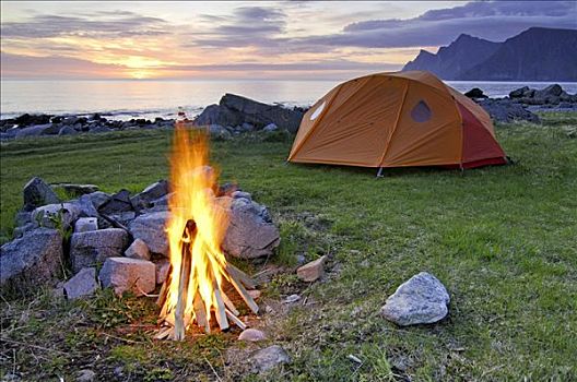 营火,帐蓬,子夜太阳,罗弗敦群岛,挪威,斯堪的纳维亚,欧洲
