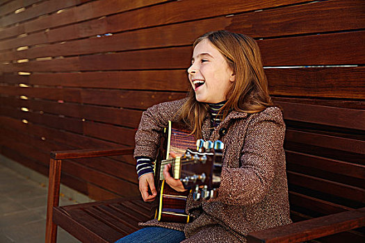 金发,儿童,女孩,弹吉他,冬季外套,木质背景