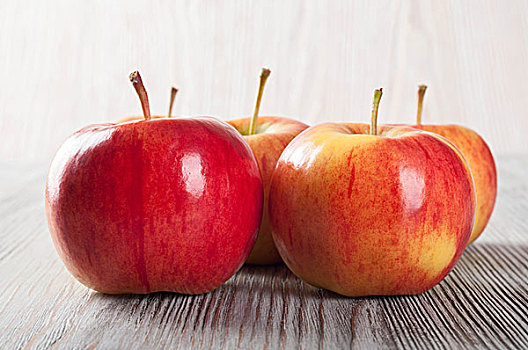 成熟,红苹果,木质背景