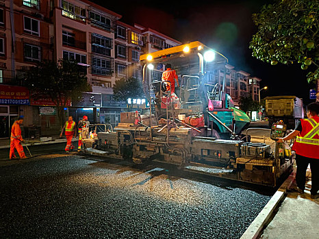 夜间施工,铺路