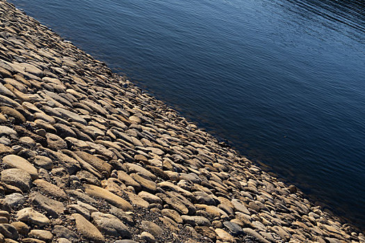 石头,石子,石头路,整齐,排列,鹅卵石,湖,水,岸,岸边,对角线,平行,三分线