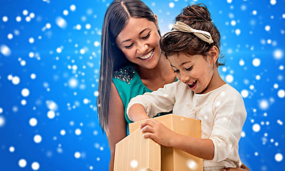 圣诞节,休假,庆贺,家庭,人,概念,高兴,母子,女孩,礼盒,上方,蓝色,雪,背景
