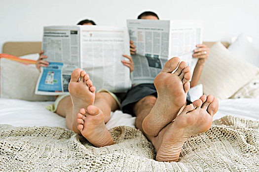 坐,夫妇,一起,床,读,报纸
