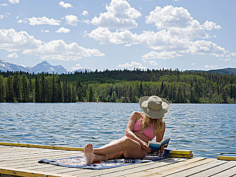加拿大,艾伯塔省,碧玉国家公园,女人,坐,山,湖,码头,读