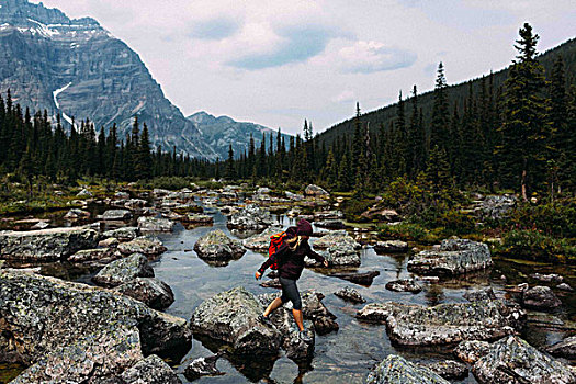 侧面视角,中年,女人,走,岩石,河床,冰碛湖,班芙国家公园,艾伯塔省,加拿大