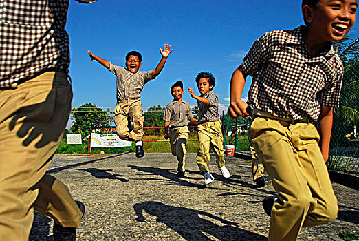 文莱,斯里巴加湾,亚洲人,男孩,衣服,淡棕色,校服,跑,跳跃,微笑,晴朗,院子,棕榈树,背景