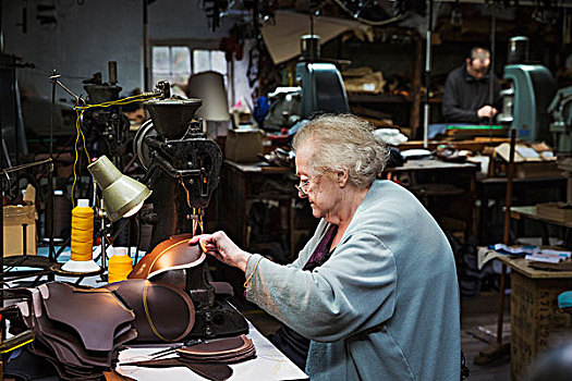 灰发,老人,工作,坐,女人,缝纫机,工作间