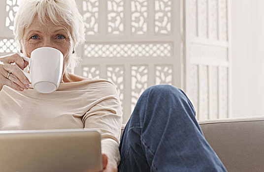 老年,女人,喝咖啡,工作,笔记本电脑