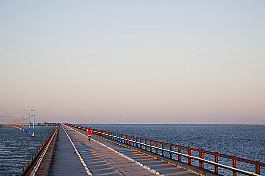 女人,跑,桥,上方,海洋,后视图,佛罗里达礁岛群,美国
