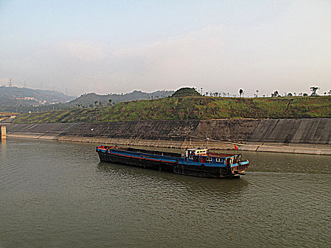 刚从长江三峡大坝船闸驶出的货船