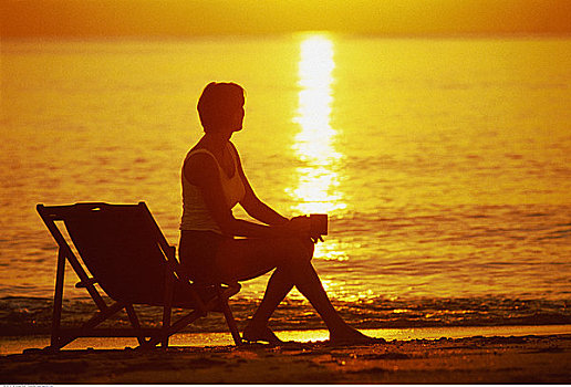 坐,女人,折叠躺椅,海滩,看,日落