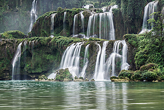 在中国一侧为著名的德天大瀑布,越南一侧为板约瀑布,共同组成气势磅礴的世界第二大跨国瀑布