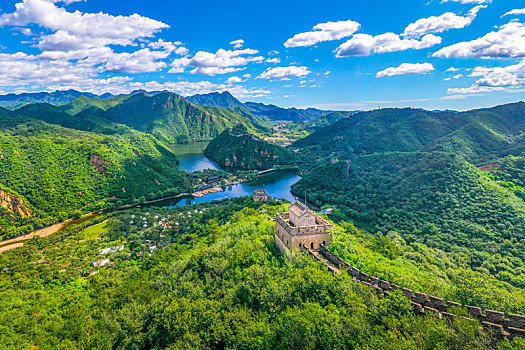 北京怀柔黄花城水长城,绿水青山风景如画