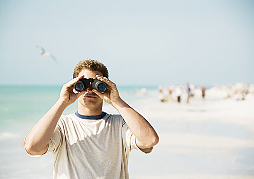 男人,看穿,双筒望远镜,海滩,看镜头