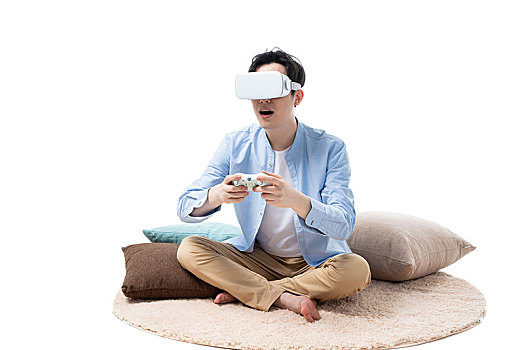 年輕男子在玩VR游戲