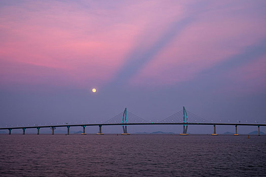 月色下的港珠澳跨海大桥