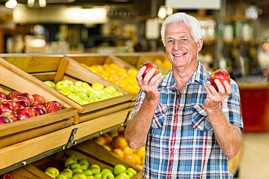 微笑,老人,拿着,苹果,杂货店
