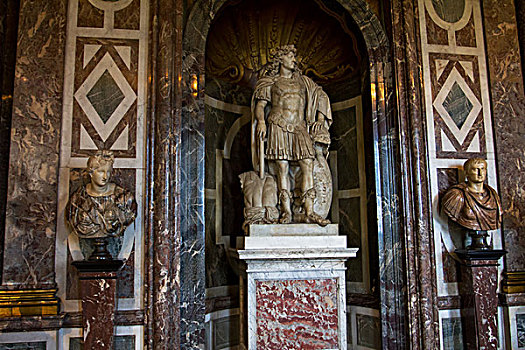凡尔赛宫内部的雕塑