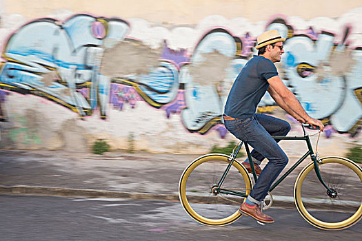 时尚人士,男人,骑自行车,途中,城市,涂鸦,墙壁
