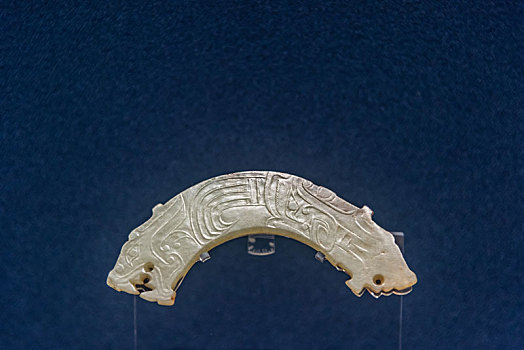 上海博物馆的商代晚期玉饰双龙首神面纹璜