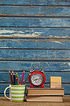 闹钟,书本,镇纸,笔,固定器具,蓝色,木质背景