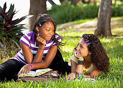劳德代尔堡,佛罗里达,美国,两个,女青年,交谈,公园,书本