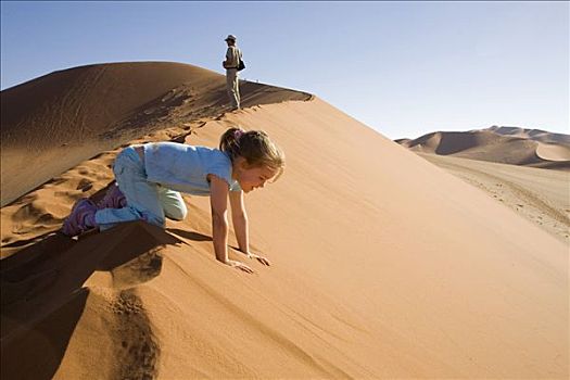 索苏维来地区,纳米比诺克陆夫国家公园,纳米比亚,女孩,狩猎向导,巨大,沙丘,纳米布沙漠