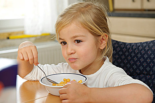 女孩,4岁,吃,玉米片