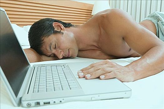 中年,男人,睡觉,靠近,笔记本电脑