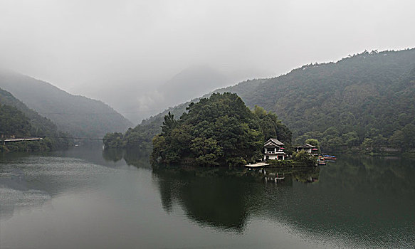 清晨卢茨溪畔