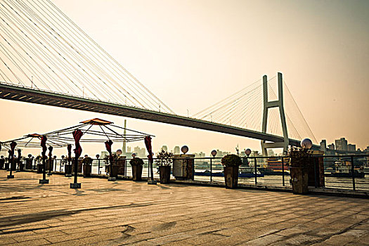 其中上海之间最重要的桥梁,上海南浦大桥