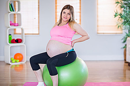 孕妇,看镜头,坐,健身球,客厅