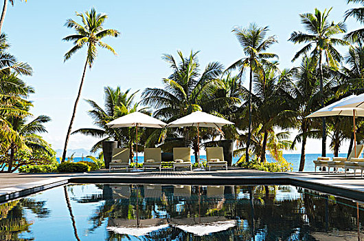 沙滩椅,伞,游泳池,棕榈树,岛屿,玛玛努卡群岛,斐济,大洋洲