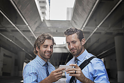 两个男人,衬衫,领带,机智,电话,城市,人行道,高层建筑,背景