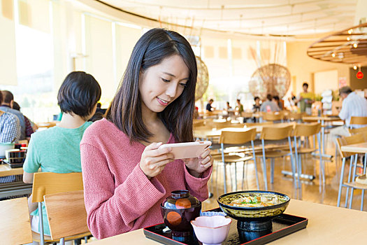 女人,照相,手机,食物,餐馆