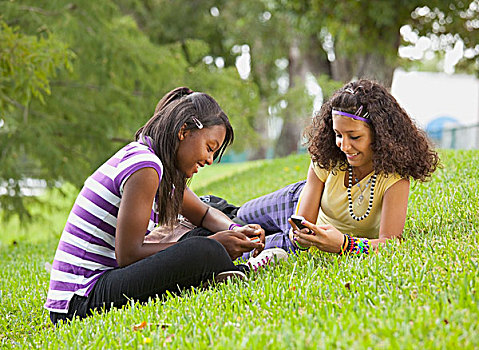 劳德代尔堡,佛罗里达,美国,两个,女青年,手机,卧,草地