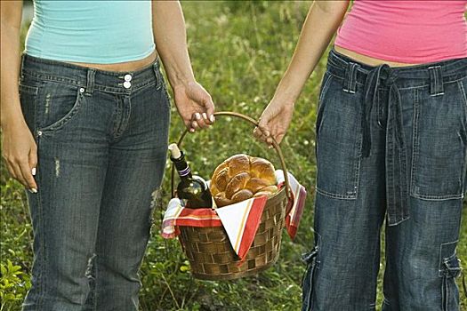 两个女人,拿着,野餐篮