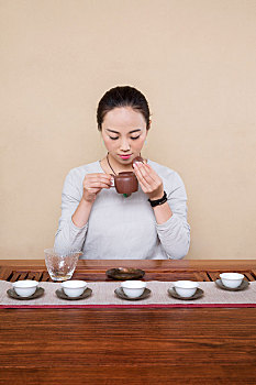女茶艺师在品茶