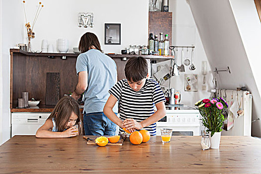 男孩,挤,橘子,姐妹,喝,果汁,父亲,背景,厨房